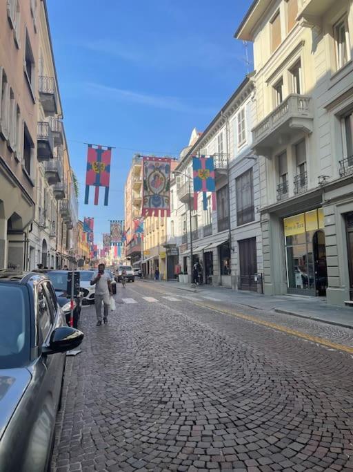 Centro Storico-Mansarda Verde Con Terrazzino E A/C Asti Luaran gambar