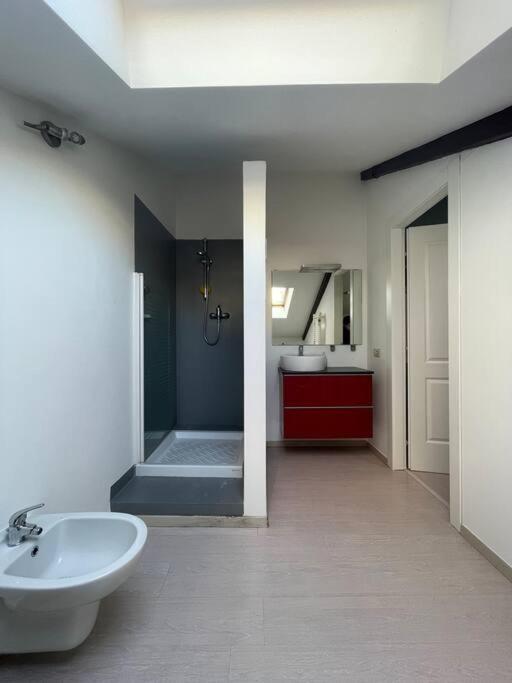 Centro Storico-Mansarda Verde Con Terrazzino E A/C Asti Luaran gambar