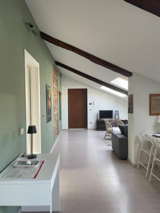 Centro Storico-Mansarda Verde Con Terrazzino E A/C Asti Luaran gambar